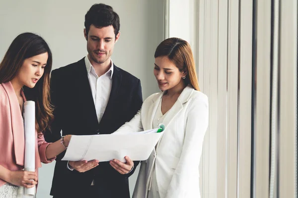 Businessman and businesswomen working in office. — Stock Photo, Image