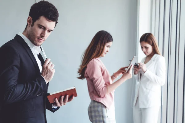 Empresario leyendo libro en oficina de negocios . — Foto de Stock