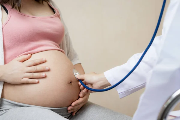 Mulher Grávida e Ginecologista Médica do Hospital — Fotografia de Stock