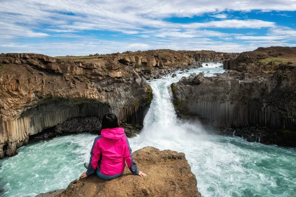 İzlanda'da Aldeyjarfoss Şelalesi'nde yürüyüş.