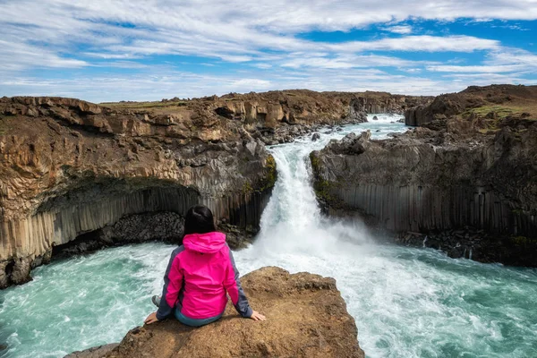 Wandern am Aldeyjarfoss Wasserfall in Island. — Stockfoto