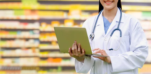 Doctor o farmacéutico en el hospital. Servicio médico. — Foto de Stock