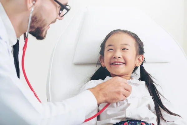 Doctor examining little happy kid in hospital. — Stock Photo, Image