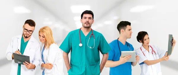 Doctor working in hospital with other doctors. — Stock Photo, Image