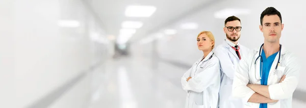 Médico que trabalha no hospital com outros médicos . — Fotografia de Stock