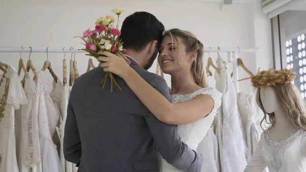 Noiva e noivo no vestido de noiva preparar cerimônia . — Fotografia de Stock