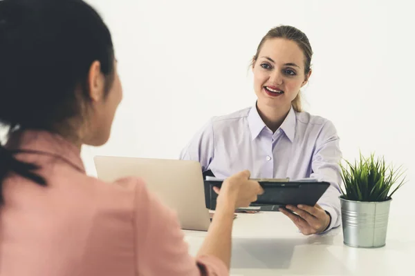 Deux jeunes femmes d'affaires se rencontrent pour une interview. — Photo