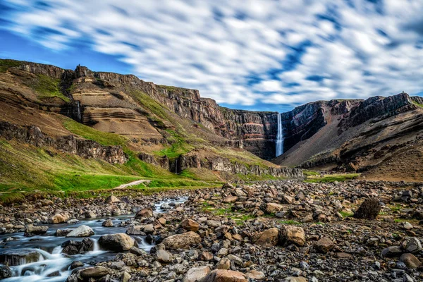 Krásný Hengifossův vodopád na východním Islandu. — Stock fotografie