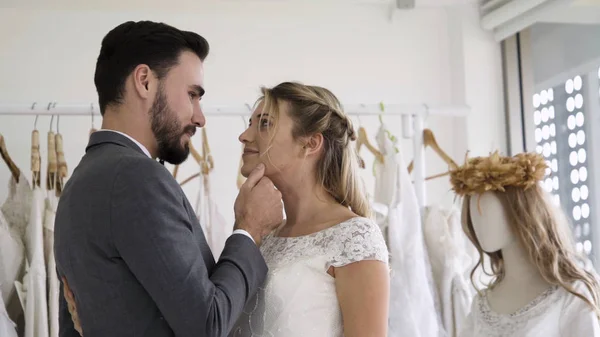 Sposo e sposo in abito da sposa preparare cerimonia . — Foto Stock