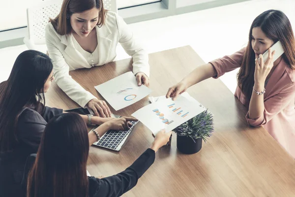 Femmes d'affaires en réunion, Ordinateur portable sur la table — Photo