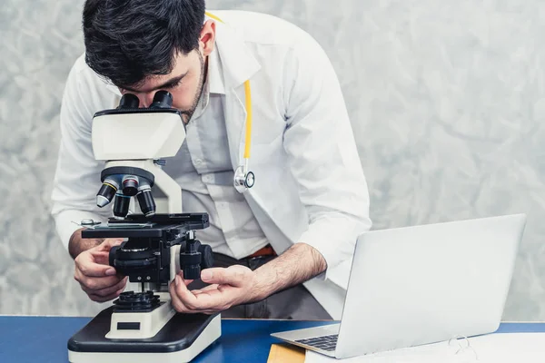 Läkare med Mikroskop i sjukhus laboratorium. — Stockfoto