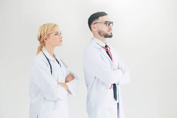 팔을 맞대고 서 있는 자신감 있는 의사들. — 스톡 사진