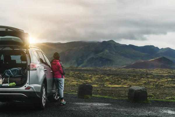 Touristin fährt mit Geländewagen in Island. — Stockfoto