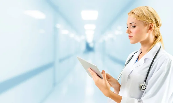 Medico che utilizza tablet in ospedale. — Foto Stock