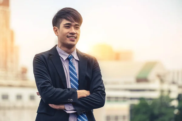 Portret van jonge zelfverzekerde Aziatische zakenman. — Stockfoto