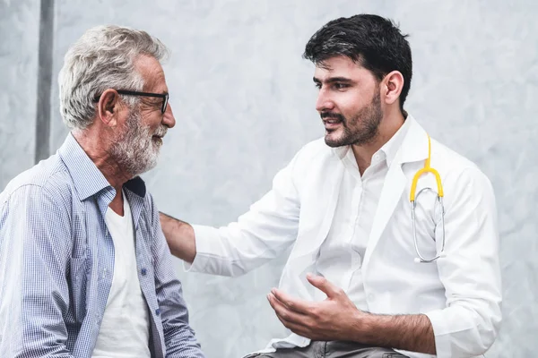 Senior patiënt bezoekt dokter in het ziekenhuis. — Stockfoto