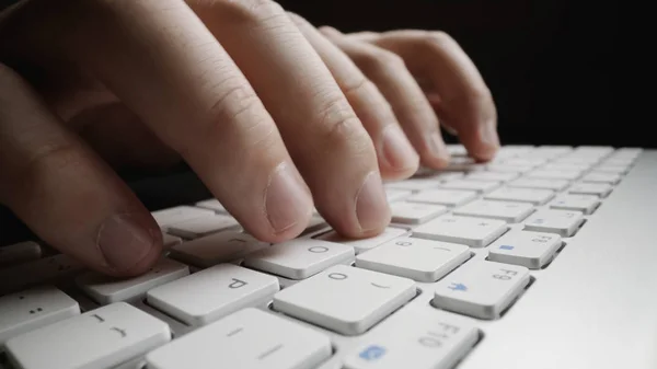 Primer plano de enfoque suave digitación del dedo en el teclado . — Foto de Stock