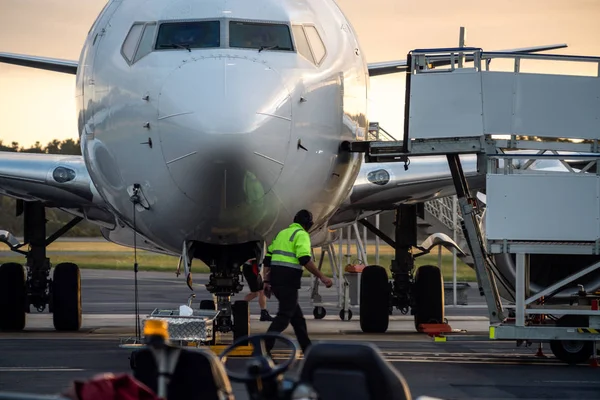 Самолет на взлетно-посадочной полосе аэропорта в Сансет в Тасмании — стоковое фото