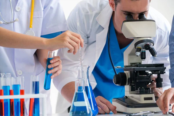 Grupo de científicos que trabajan en laboratorio químico . — Foto de Stock