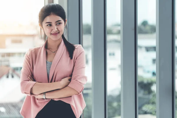 Jonge mooie Aziatische Business vrouw staande. — Stockfoto