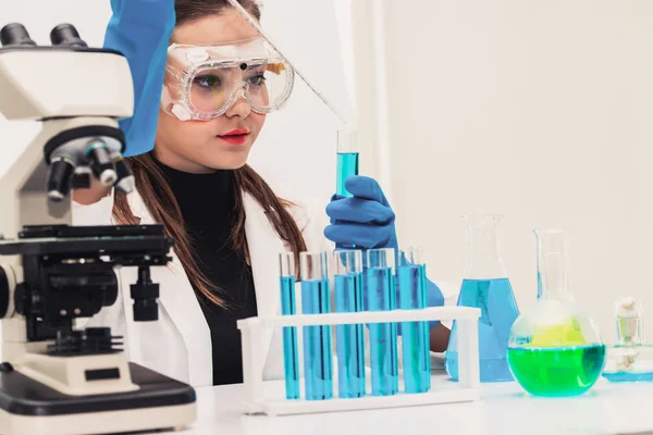 Mulher cientista trabalhando em laboratório de química . — Fotografia de Stock