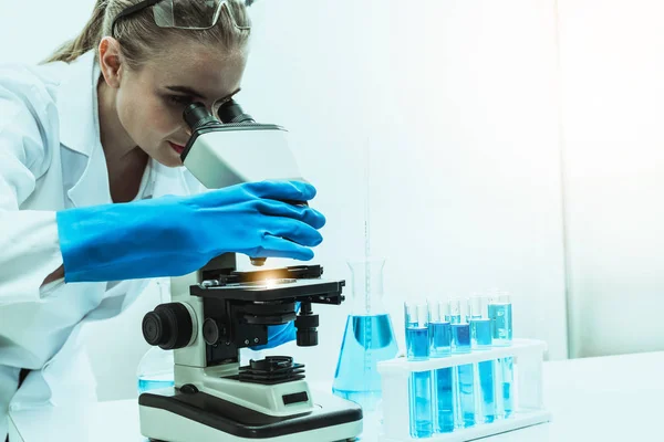 Mulher cientista trabalhando em laboratório de química . — Fotografia de Stock