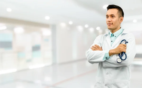 Médico varón de pie en el consultorio del hospital. — Foto de Stock