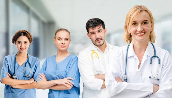 Médico Profissional Que Trabalha Consultório Hospitalar Clínica Com Outros Médicos — Fotografia de Stock