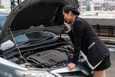 Araba arızası olan kadın tamirat servisini arıyor..
