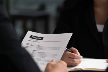 İnsan Kaynakları Müdürü CV özgeçmişini okudu