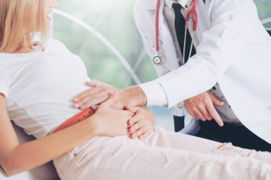 Hastane Ofisinde Erkek Doktor ve Kadın Hasta