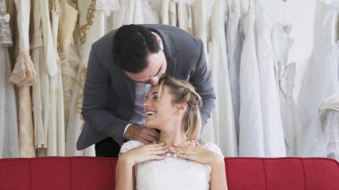 Gelin ve damat gelinlik töreni hazırlamak.