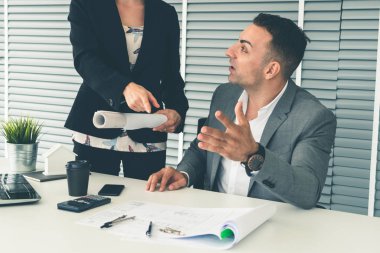 İşadamı patron ve işkadını ofiste..