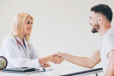 Kadın Doktor ve Erkek Hasta Hastane Ofisinde