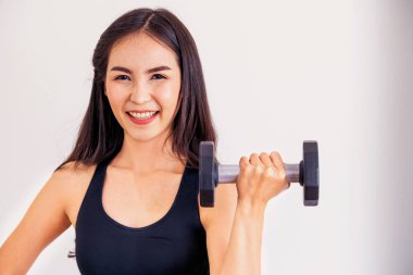 Fitness salonunda güçlü ve kendine güvenen Asyalı kadın.
