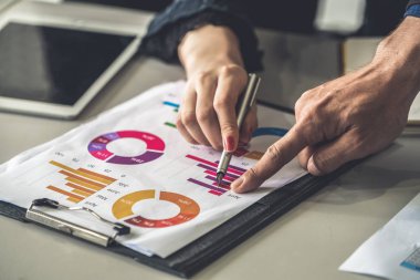 İş raporuyla çalışan iş adamları.