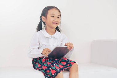 Tablet ile beyaz arka plan üzerinde küçük çocuk.