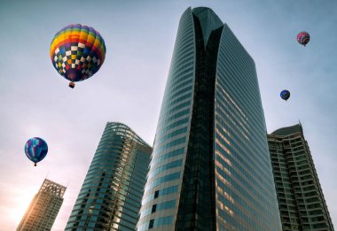 Sıcak hava balonu festivali ile Urban cityscape.