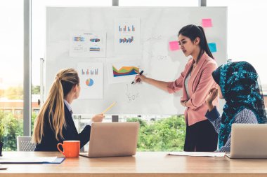 Takım çalışması toplantısında çok kültürlü çalışma grubu.