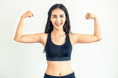 Fitness salonunda güçlü ve kendine güvenen Asyalı kadın.