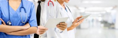 Doktor diğer doktorlar ile hastanede çalışıyor.