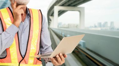 Şantiyede endüstri projesinde çalışan endüstri işçisi veya mühendisi. Mühendislik insanları çözüm hizmeti konsepti.