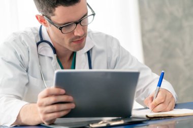 Hastane ofisinde çalışan doktor.