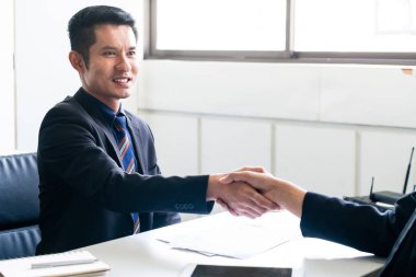 İş adamlarının el sıkışma anlaşması.