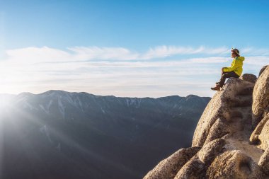 Yürüyüşçü Japonya'da dağda trekking etkinliği yapmak.