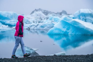 Izlanda 'da Jokulsarlon buzul lagünü seyahat.