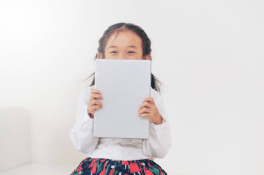 Tablet ile beyaz arka plan üzerinde küçük çocuk.