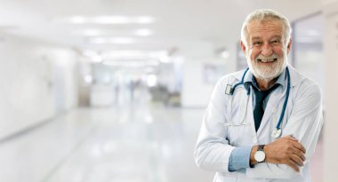 Hastanede çalışan kıdemli erkek doktor.
