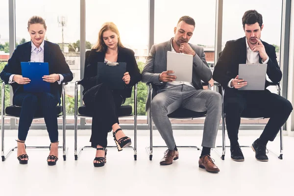 Zakenvrouwen en zakenlieden wachten op een interview. — Stockfoto