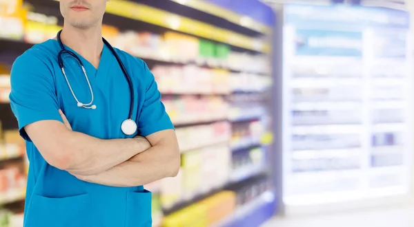 Farmacista maschio che lavora in farmacia. — Foto Stock